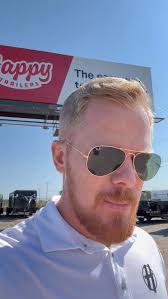 👏🦖You won't be hearing a roaring applause from that guy, I guess!😂