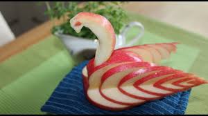 Apfelschwan Schnitzen Anleitung Milbergs Kochzeit Youtube Gemuseschnitzen Kreative Anrichtungsideen Essen Schnitzen