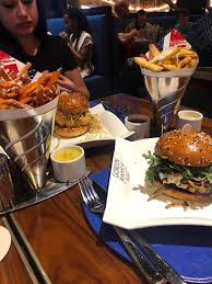 Gordon ramsay style mushroom and leek pasta, pear tatin, cape town turkey burgers with tomato jam, olives and feta bon appétit, august 2008. Patriot Turkey Burger Picture Of Gordon Ramsay Burger Las Vegas Tripadvisor
