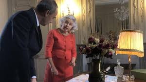 Ou habite la reine d'angleterre. Portrait La Comedienne Claire Guillon Qui A Interprete Elisabeth Ii Vit Entre Paris Et La Normandie