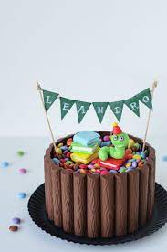 Zur Einschulung Leckerer Schoko Nuss Kuchen Mit Schokoriegel Deko Trickytine Kuchen Einschulung Torte Einschulung Schoko Nuss Kuchen