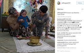 18 desain undangan aqiqah anak paling keren undangan terbaru. Https Lifestyle Okezone Com Read 2016 05 26 196 1398379 Foto Doa Raffi Nagita Untuk Rafathar Saat Tedak Siten