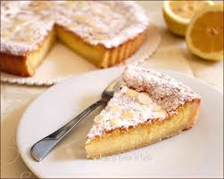 La crema di limone attribuisce un profumo intenso di agrumi a questo dolce perfetto per essere consumato in ogni stagione. Crostata Al Limone E Mandorle Cremosa Con Crema Frangipane
