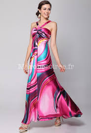 Col bardot avec doublure volant, épaules dénudées. Robe De Soiree Longue Colore Estivale A Dominance Fuchsia