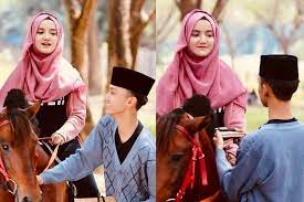 Secara tidak sengaja lihat live mas azmi bersama gus najmi dan gus najah, kemudian setelah iu mas azmi bersama dik naufal. Dikabarkan Dekat Dengan Wirda Mansyur Ini Fakta Unik Azmi Askandar