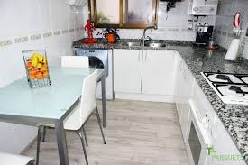 Especialistas, en pulir parquet barcelona, teñidos de madera, instalación de todo tipo de suelos de madera tarimas macizas isma parquet barcelona. Suelo De Parquet Para Cocina Madera Natural O Sintetica Instalador De Parquets Valencia