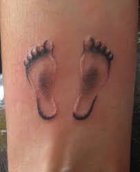 Mother and daughter stick figures. Tattoo Von Baby Fussabdrucken Auf Dem Handgelenk Fur Manner Tattooimages Biz