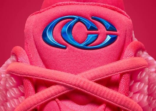 Détail Nike Caitlin 1 Midnight Fever logo CC sur la languette