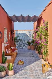 Vous Cherchez Un Amenagement Pour Votre Patio Avec Des Touches Ocre Donnez Une Ambiance Mediterranee Deco Mur Exterieur Treillis Jardin Amenagement Terrasse
