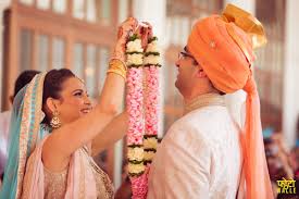 10 Beautiful Jaimala Designs For A Day Wedding The Wedding Brigade Blog A jaimala design or jaimala flowers search will come in handy if you're confused about what will look best for what kinds of wedding attire. 10 beautiful jaimala designs for a day