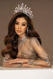 Sân khấu phần thi trang phục dân tộc miss universe năm nay được thiết kế theo hình chữ t, với đường catwalk hướng ra chỗ ngồi của khán giả như nhiều show thời trang. Khanh Van Launches Photo Collection Ahead Of Miss Universe 2020