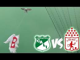 O america de cali não tem conseguido corresponder às expectativas, pelo contrário do seu adversário, e chega a esta jornada na 10.ª posição do quadro classificativo, com registo de 15 pontos. Tifo Deportivo Cali Vs America 2 1 Futbol Colombiano 2017 Frente Radical Verde Youtube