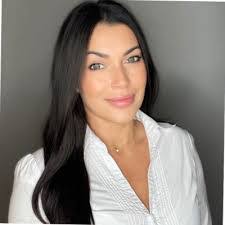 Amanda Ostrander's Instagram, Twitter & Facebook