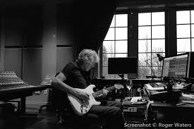 Die art und weise, wie roger waters heute seine ehemaligen bandkollegen runterputzt, ihnen das wenn ich heute die musik von david gilmour mit der von roger waters vergleiche, dann ist mir. Roger Waters Spielt Protestsong Von Victor Jara Pulse Spirit