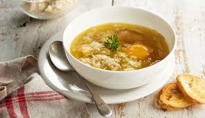 La sopa de cebolla gratinada es una de las versiones más extendidas de un plato muy apegado a la tradición culinaria europea. Sopa De Cebolla Nestle Cocina