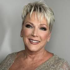 Lisa Bush's Instagram, Twitter & Facebook