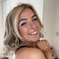 Deanna Collette's Instagram, Twitter & Facebook