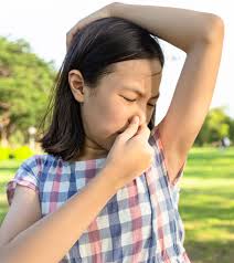 Someone's hair can smell because of poor grooming. Body Odor In Children Causes Treatment And Home Remedies