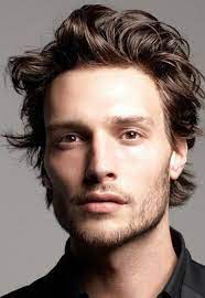 Tracez la raie avec un peigne fin, appliquez une noisette de gel sur vos cheveux (en veillant à bien le doser). Ils Aiment Le Style Coiffe Decoiffe Homme Coiffure Facile Mais Belle