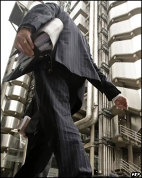 Homem esticado e empoleirado