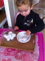 can ve cerenin oyun gunlugu cimbiz ile pamuk aktarma yeni yuruyen bebek aktiviteleri bebek egitim etkinlikleri duyusal gelisim oyunlari