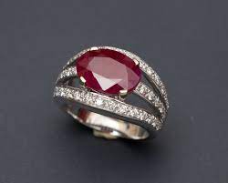 Lot Bague Dessinant Trois Liens D Or Gris Soulignes De Brillants Dans La Vente Bijoux Anciens Et Modernes A Bijoux Anciens Bague Diamant Moderne Bijoux