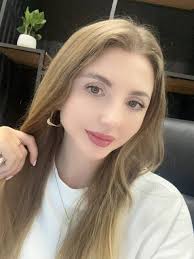 In Brazil, a viral video captured a heartwarming bond: a tiny child  standing beside a massive 70‑kilo Pit bull dog. Despite its immense  strength, the dog's every movement was gentle, protective, and