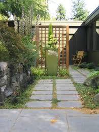 Origineller Sichtschutz Im Garten Bequeme Sitzecke Im Aussenbereich Landschaftsdesign Garten Garten Grundriss