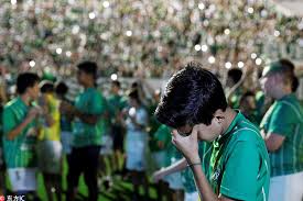 Lamia flight 2933 was a charter flight of an avro rj85, operated by lamia, that on 28 november 2016 crashed near medellín, colombia, killing 71 of the 77 people on board. Fans Pay Tribute To Chapecoense Players Killed In Plane Crash 10 Chinadaily Com Cn