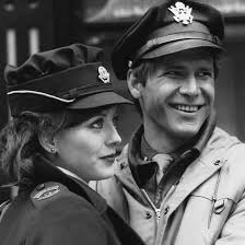 Un soldat roman (ovidiu niculescu) dezerteaza in timpul conflictului din martie ´90 de la tg. Strada Hanovra Film Vechi Dragoste DramÄƒ RÄƒzboi 1979 Harrison Ford Hanover Street Hollywood