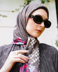 VZ PEONY SCARF IN OLIVE⚡️ Price: Rp 429.000 Color : Black, Pental Pink,  Wonter Sky dan Olive Material : Premium Voal Size : 120x120 cm #NEWVZSCARF