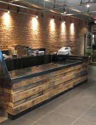 Baumarkt Theke Aus Paletten Hergestellt Ich Denke Vielleicht Konnte Eine Alte Bar Mit Palettentresen Restaurant Design Paletten Ideen