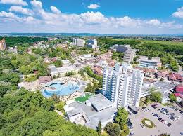 Aer conditionat, internet nelimitat wireless si cablu, minibar, telefonie direct, cablu tv, detectie fum, acces cartela, uscator de par, baie. InvestiÈ›ii UriaÈ™e In StaÈ›iunile BÄƒile Felix È™i BÄƒile 1 Mai Cum Se Vor Schimba Cu 15 Milioane De Euro