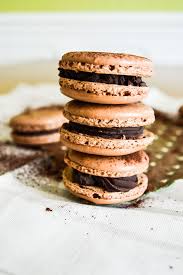 Macarons Au Chocolat Et Coeur Coulant Caramel Au Beurre Sale Amandise Macaron Chocolat Macaron Caramel Au Beurre