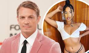 Kinnaman is known internationally for his television roles as detective stephen holder in amc's the killing, takeshi kovacs in the first season of. 31v5sxwkr Svim