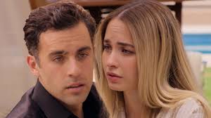 Helena le dice ‘Ángel’ a Demián mientras lo besa