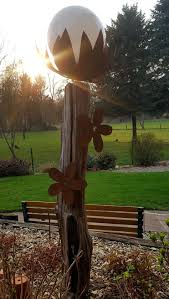 Alter Weidezaunpfahl Mit Kelch Und Blumen Aus Blech Rost Mit Solarkugel Solarkugeln Pfosten Kelch