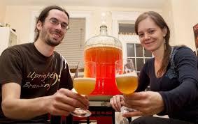 Jeunes Trentenaires Ils Travaillent En Finance En Gestion Ou Dans Les Domaines Scientifiques Et Brassent A La Maison Des St Alcoholic Drinks Alcohol Glass