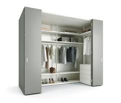 La differenza tra i due lati di cm 1,8 è da tenere presente che l'ampiezza minima e l'ampiezza massima consentita per l'inserimento di una cabina armadio angolare sono rispettivamente di 88° e. Camerino Db Cabina Armadio Architonic
