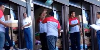 Check spelling or type a new query. Video Petugas Jasa Kirim Barang Seenaknya Lempar Paket Merdeka Com