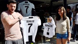 Spunta una maglia della juventus negli orsato quando non espelle pjanic è consapevole che lo stesso fallo era capitato in precedenza col. Anche A Milano E Cr7 Mania Allo Juventus Store Venduta Una Maglia Al Minuto La Repubblica