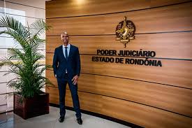 'Conduta incompatível': juiz perde cargo após ser acusado de humilhar colegas no trabalho