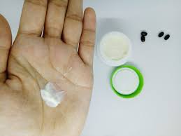 Wardah lightening series lumayan komplit lho, mulai dari produk untuk daily cleansing, weekly cleansing, toner, serum, day cream, night cream hingga produk complexion seperti liquid foundation dan concealer. Review Aishaderm Moisturizing Face Wash Lightenig Day Cream