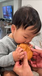 WHY IS THIS THE CUTEST THING EVER!! The little baby mouse bites 🥹🍔