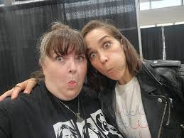 Melanie Scrofano (Captain Batel in SNW) did not treat meet like I am  seriously geoss or morally bankrupt, even after I said to her, "pitter  patter, Captain!" She laughed. Photo was snapped,