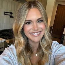 Kelly Muncy's Instagram, Twitter & Facebook