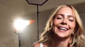 Look de Ana Paula Siebert para casamento milionário divide opiniões:  'Vestido infantil, não combinou'