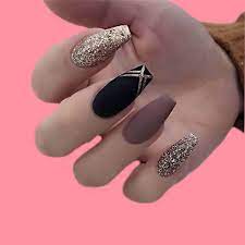 Pero si soy una europea del sur, de cabello oscuro, ojos castaños y piel morena , podría pasar seis o siete horas al sol sin que ello me afectara en absoluto. 40 Cool Matte Black Coffin Nail Ideas To Try Showmybeauty Unas Para Piel Morena Unas De Gel Bonitas Manicura De Unas