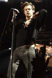 I M Kinda Into It In 2020 Harry Styles Pictures Harry Styles Live Harry Styles