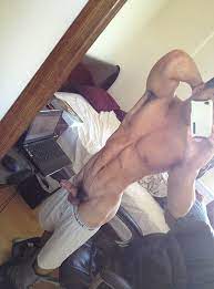 Straight Muscle Guy Naked Mirror Pic - Amateur Straight Guys Naked -  guystricked.com